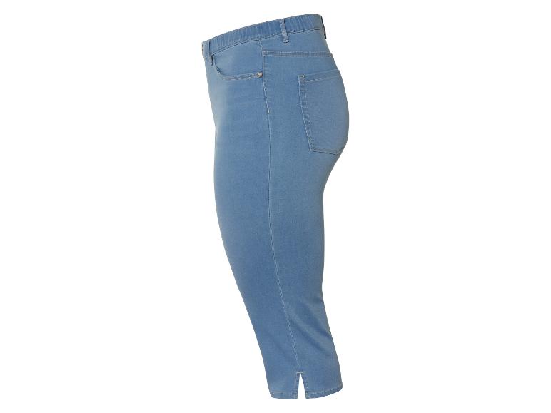 Jean 3/4 en denim bleu clair.