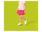 Fille en t-shirt rose, jupe rouge et baskets blanches.