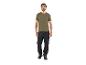 T-shirt et pantalon de travail : vêtements professionnels.