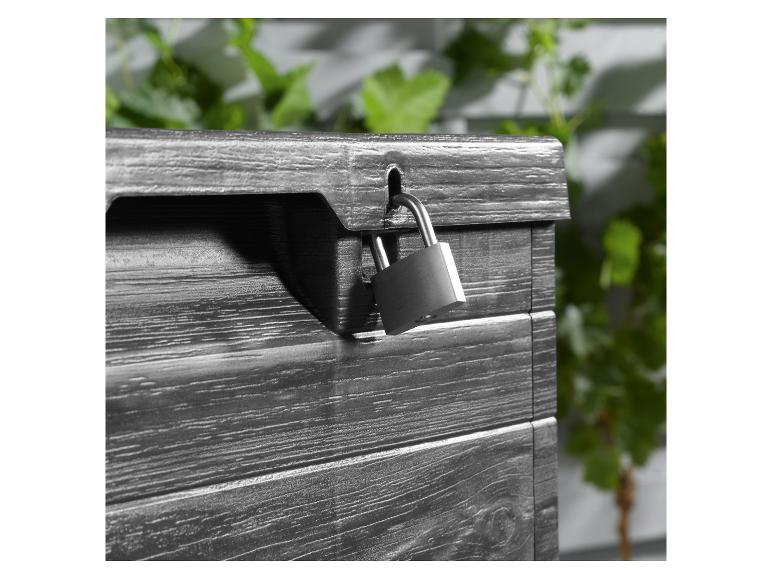 Un coffre de rangement gris foncé avec un cadenas.
