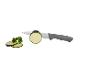 Un couteau coupe des courgettes en rondelles.