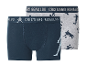 Deux boxers pour garçons, un bleu foncé et un gris avec des imprimés de footballeurs.