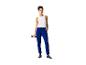 Une femme en débardeur blanc et pantalon de jogging bleu tient une haltère.