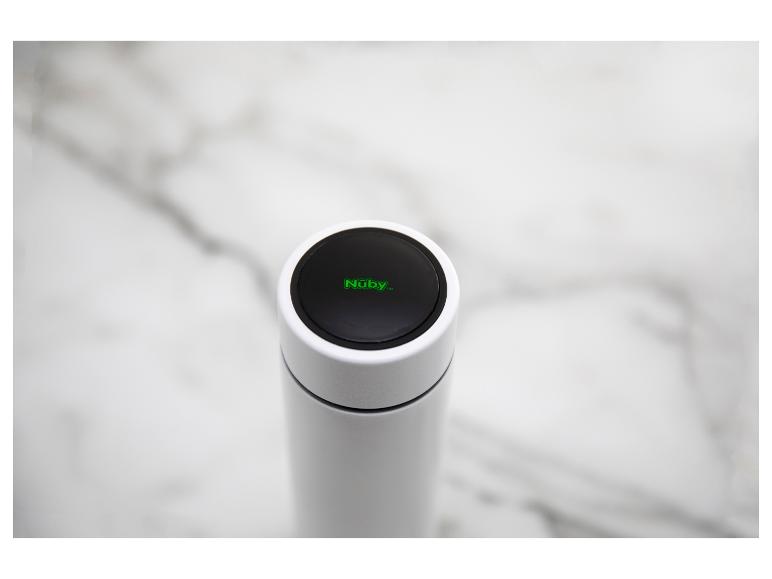 Bouteille isotherme blanche avec couvercle noir et logo vert Nûby sur fond de marbre.