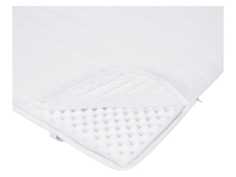 Matelas blanc avec housse amovible et base en mousse.