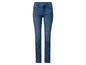 Un jean bleu pour femme.