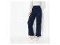 Pantalon bleu marine avec des baskets blanches.