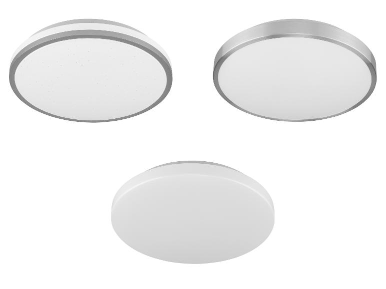 Trois lampes de plafond rondes avec une bordure métallique.