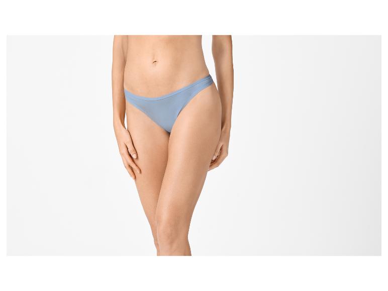 Femme en culotte de bikini bleue taille basse