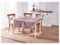 Deux chemins de table roses à motif floral sur une table à manger avec des chaises en bois.