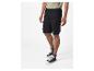 Shorts cargo noirs et baskets hautes.