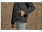 Une veste softshell noire et un legging clair.