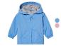 Une veste bleue à capuche pour enfants.
