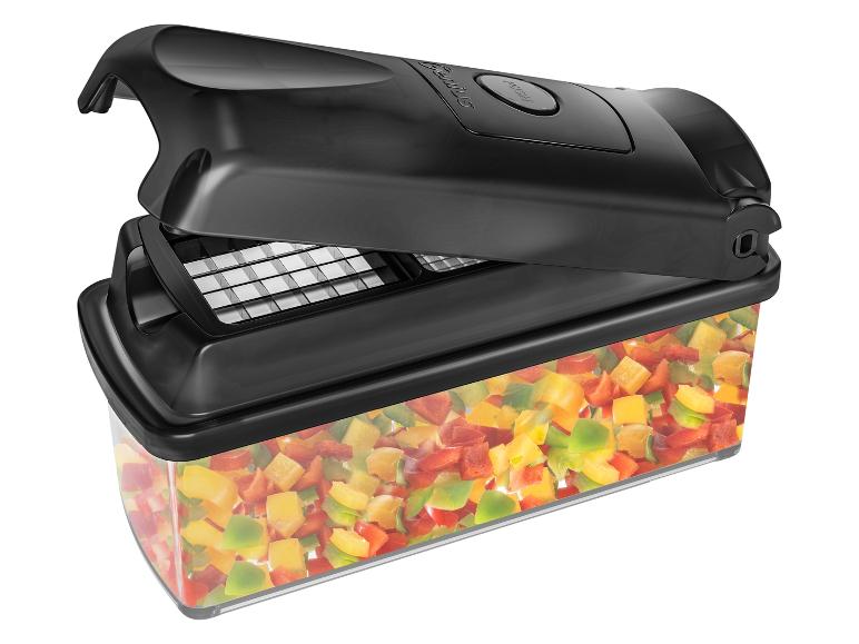 Hachoir à légumes avec couvercle noir et poivrons coupés en dés à l'intérieur