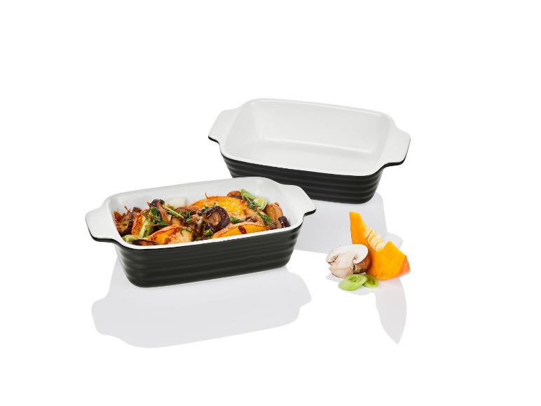 Deux moules à pâtisserie avec de la citrouille et des champignons rôtis