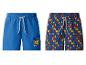 Deux shorts de bain pour hommes: un bleu avec logo et un avec des motifs géométriques colorés.