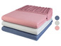 Une pile de draps-housses rose, gris et bleu.