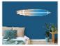 Chambre à coucher avec un mur bleu, une planche de surf décorative et des plantes en pot.