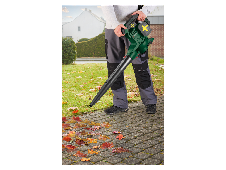 Un homme utilise un souffleur à feuilles Parkside pour nettoyer des feuilles d'automne.