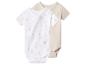 Deux bodys bébé à manches courtes : un blanc à girafes et un beige.