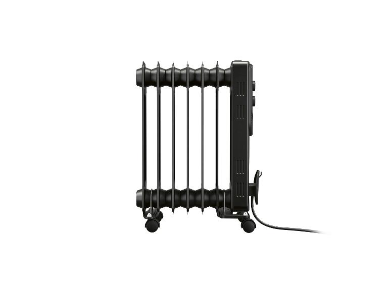 Radiateur électrique noir à sept éléments avec roulettes et cordon d'alimentation.