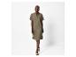 Robe chemise kaki et sandales plates.