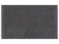 Un tapis de bain gris avec une texture douce.