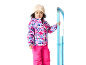 Enfant en veste d'hiver colorée, pantalon de ski rose et bonnet beige, tenant une luge bleue.