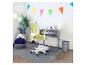 Chaise de bureau verte pour enfants et bureau dans une chambre avec guirlande.