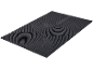 Tapis de bain noir avec motif rayé et semi-circulaire.
