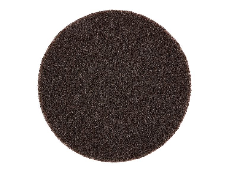 Éponge à récurer ronde marron sur fond blanc
