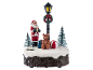Figurine décorative de Noël avec Père Noël, ours en peluche et lampadaire sur neige.