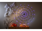 Toile d'araignée d'Halloween avec lumières violettes, citrouilles et décorations effrayantes sur un meuble.