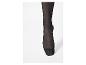 Jambe de femme avec des collants noirs transparents sur fond blanc.