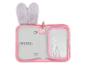 Trousse rose ouverte avec des oreilles en peluche grises, des élastiques et une poche transparente.