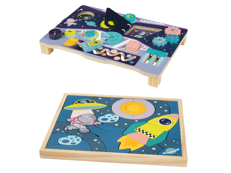 Deux jouets en bois sur le thème de l'espace : un tableau d'activités et un puzzle.