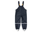 Un pantalon de pluie bleu marine avec des bretelles pour enfants.