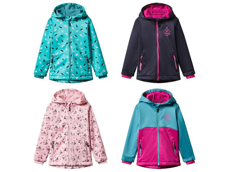 Quatre vestes softshell pour enfants Wilderness Camp, avec différents motifs et couleurs.