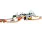 Ensemble de train jouet en bois avec véhicules, bâtiments et paysages de montagne.
