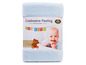 Une couverture bleue pour bébé Cashmere Feeling avec un ours en peluche.
