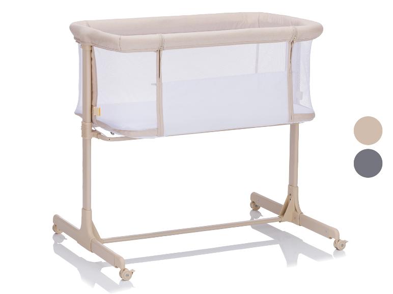 Lit bébé beige avec parois en maille et roulettes, avec options de couleur à côté.