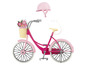 Un vélo rose avec un panier à fleurs et un casque rose.