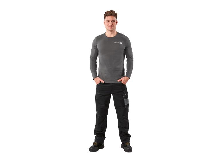 Homme en t-shirt gris à manches longues et pantalon de travail noir