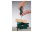 Une main utilise un tournevis Parkside pour visser une vis dans une planche de bois.