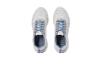 Une paire de chaussures de sport blanches avec des lacets bleus, vue de dessus.
