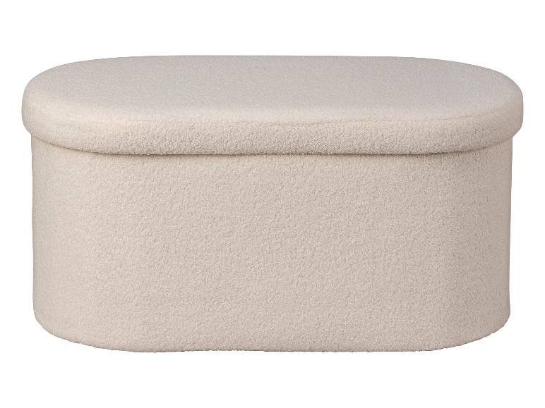 Pouf ovale moelleux, recouvert d'un tissu beige clair duveteux.