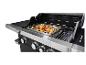 Barbecue au gaz Grillmeister avec des brochettes de viande et de légumes grillés