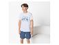Garçon en t-shirt blanc avec texte 'CALL IT A DAY' et short bleu