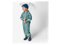 Un enfant portant une combinaison imperméable et un bonnet, tenant un parapluie transparent.