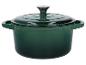 Cocotte en fonte verte avec couvercle.